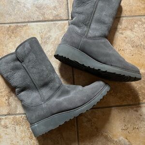 Cozy Gray Ugg Winter Boots for Women